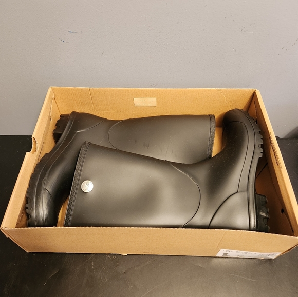 UGG Shelby Matte Black Boots - Women's 12 - Picture 2 of 5